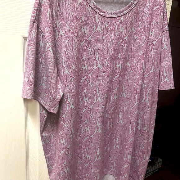 3 for $15🦋 Lularoe irma leaf top - Picture 1 of 5